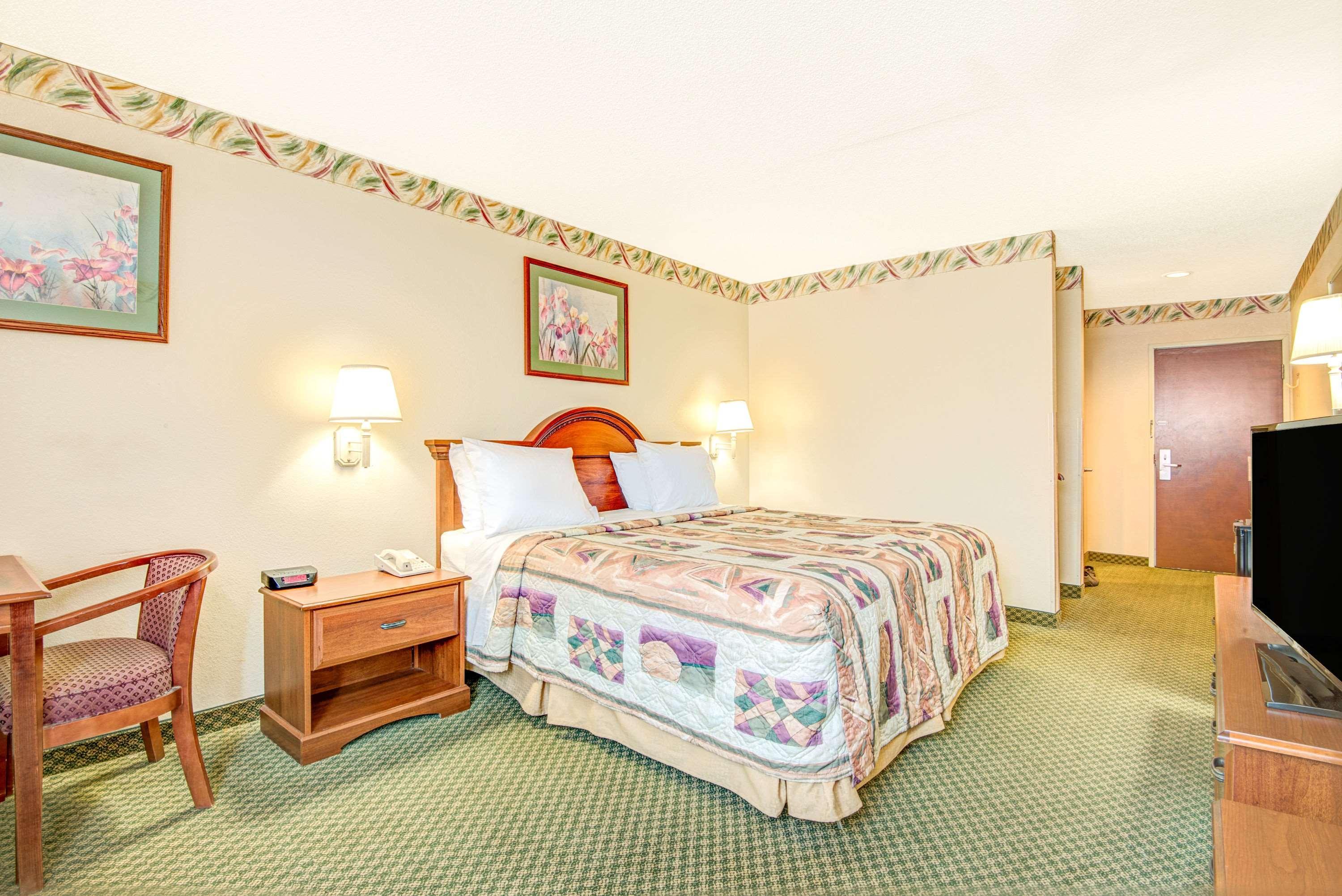 Days Inn By Wyndham Louisburg Екстер'єр фото