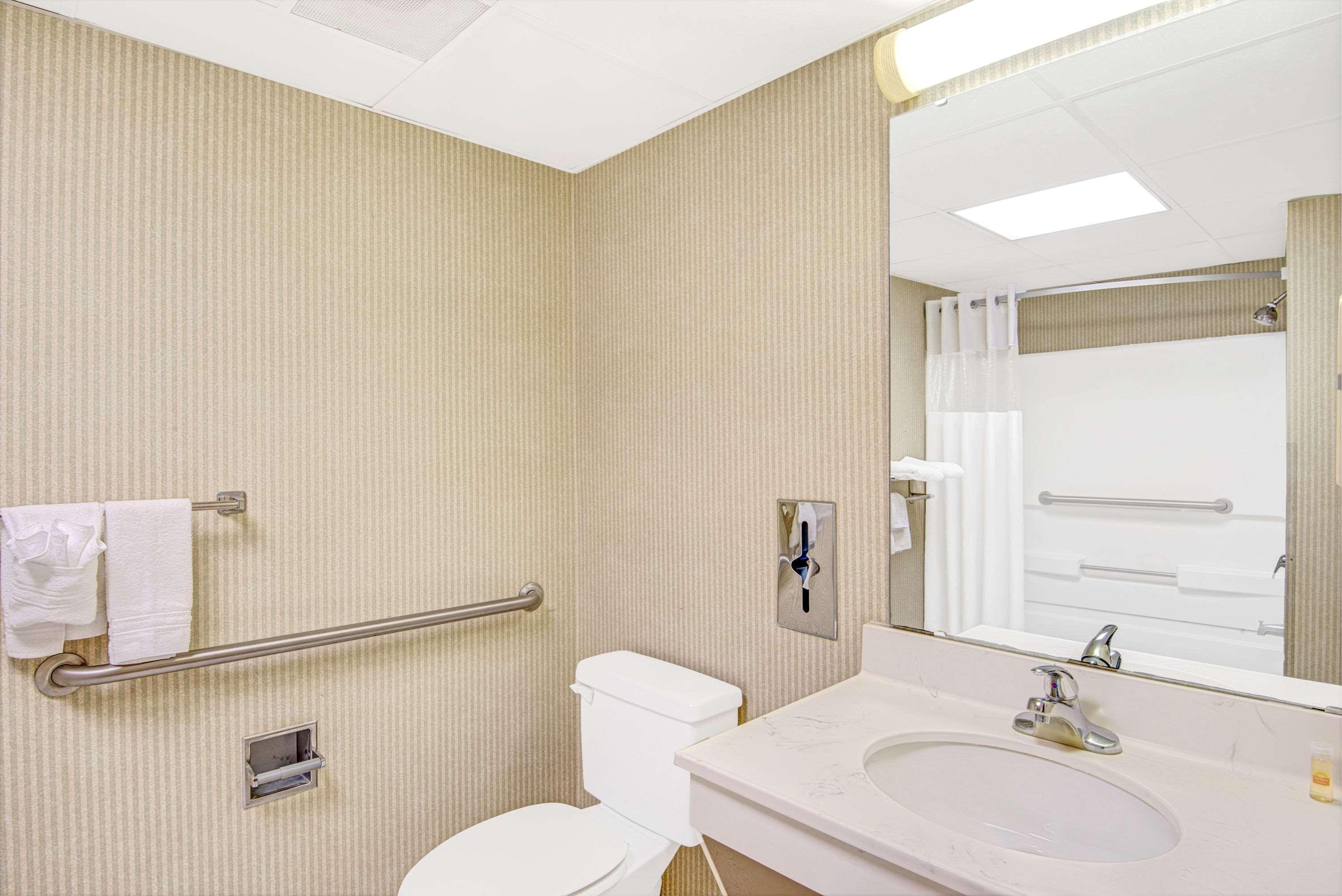 Days Inn By Wyndham Louisburg Екстер'єр фото