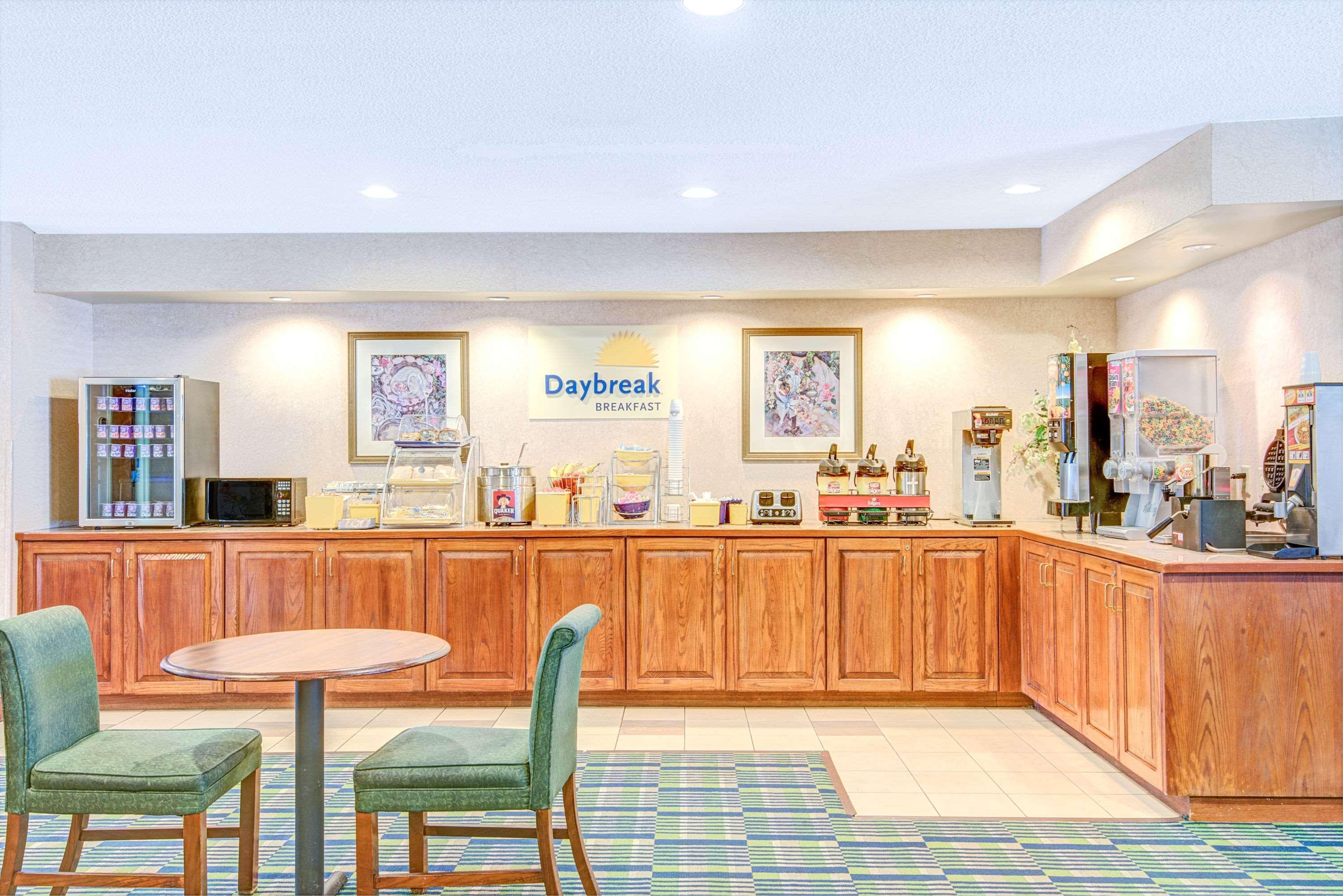 Days Inn By Wyndham Louisburg Екстер'єр фото