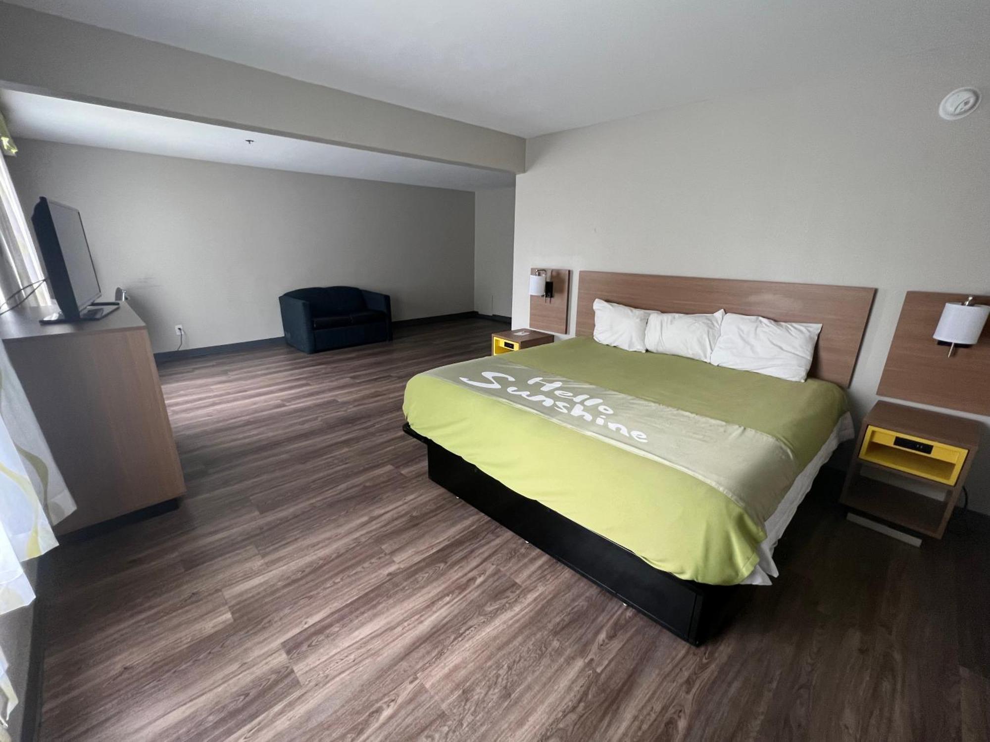 Days Inn By Wyndham Louisburg Екстер'єр фото