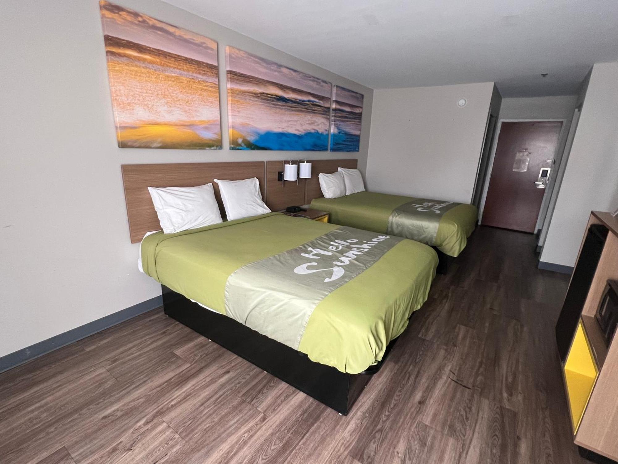 Days Inn By Wyndham Louisburg Екстер'єр фото
