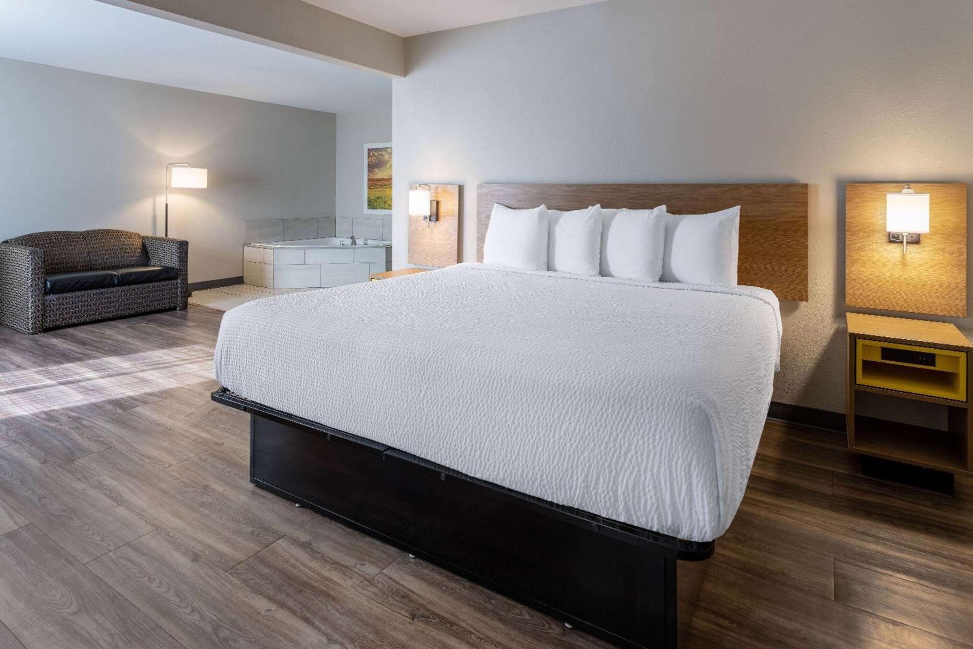 Days Inn By Wyndham Louisburg Екстер'єр фото