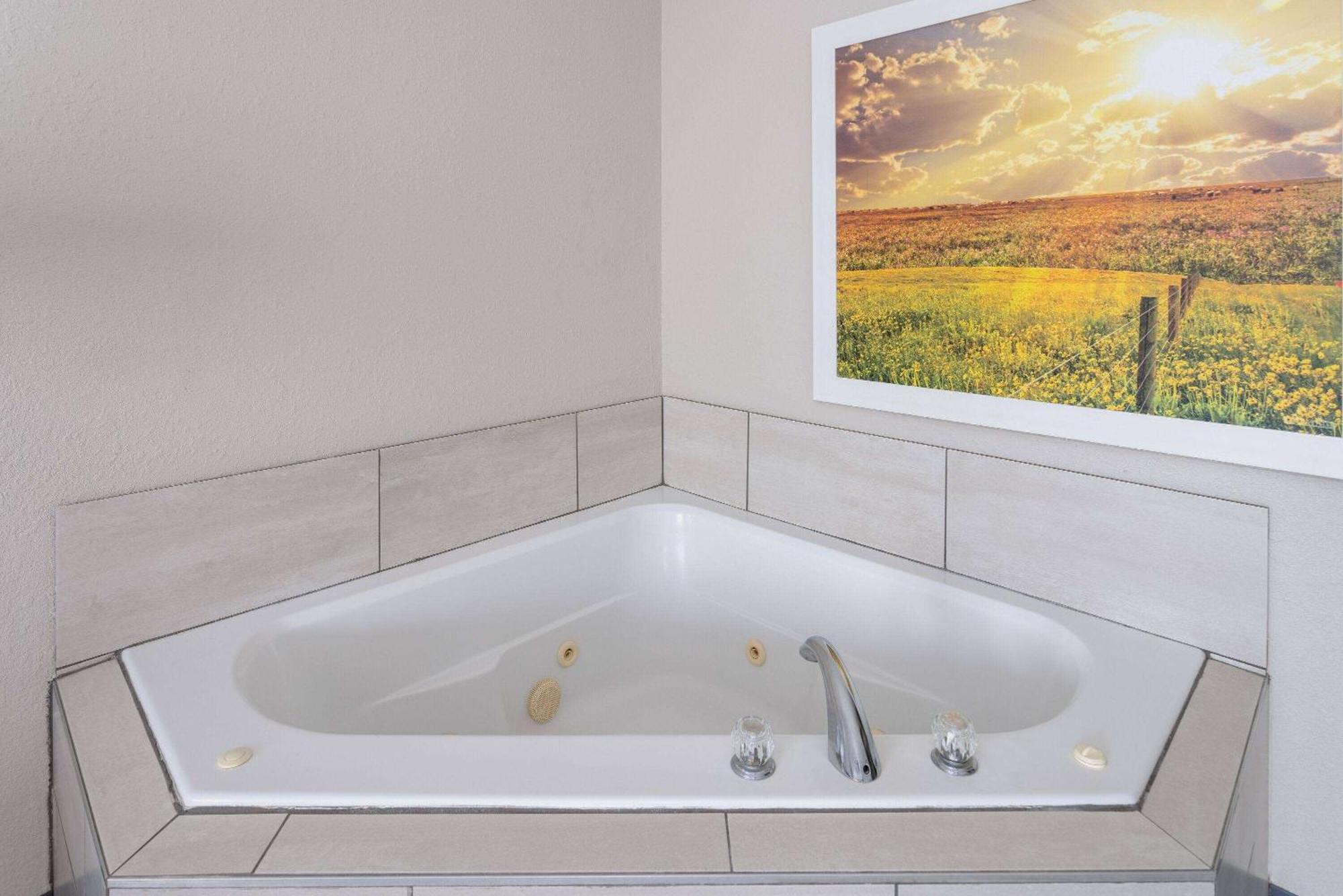 Days Inn By Wyndham Louisburg Екстер'єр фото