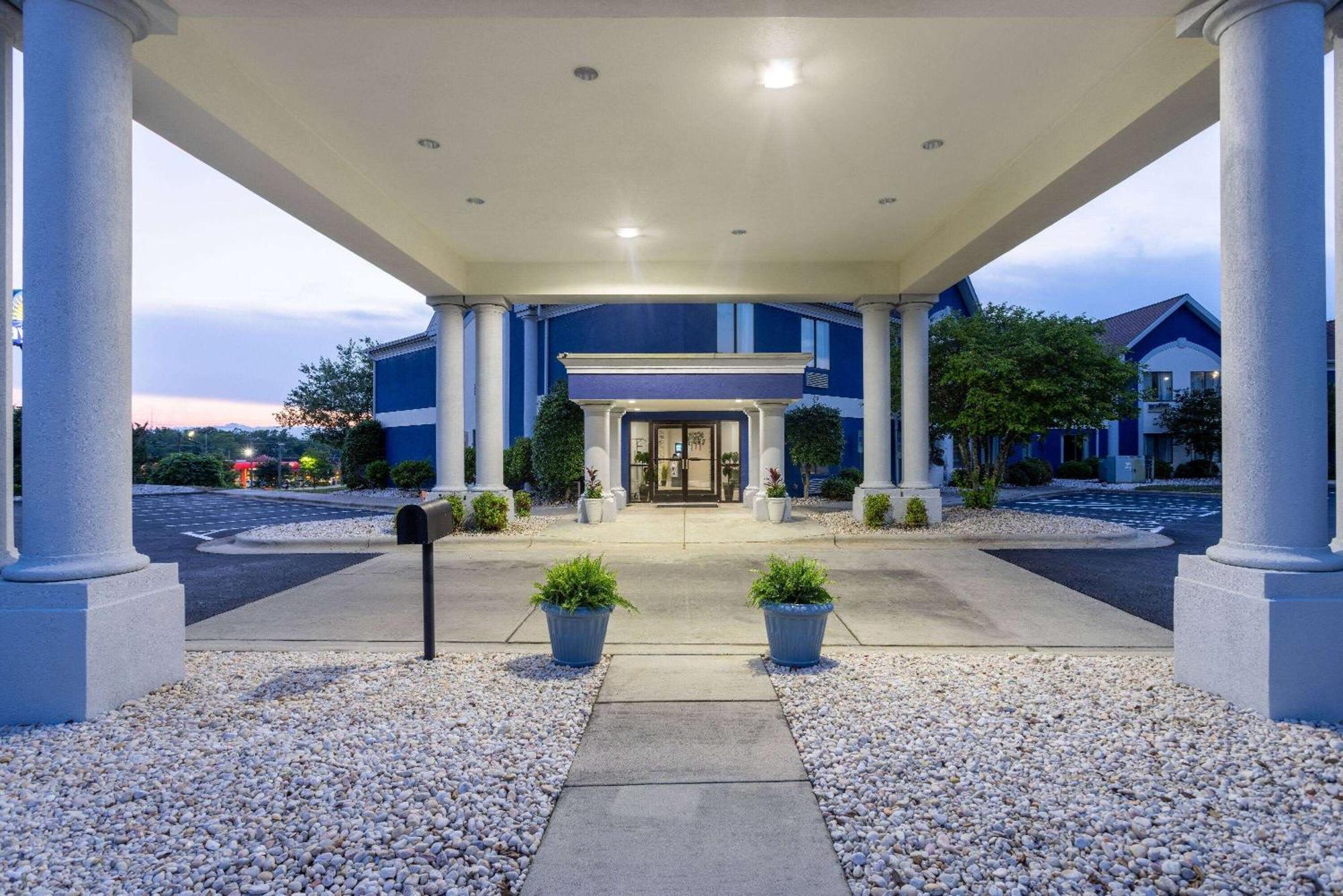 Days Inn By Wyndham Louisburg Екстер'єр фото