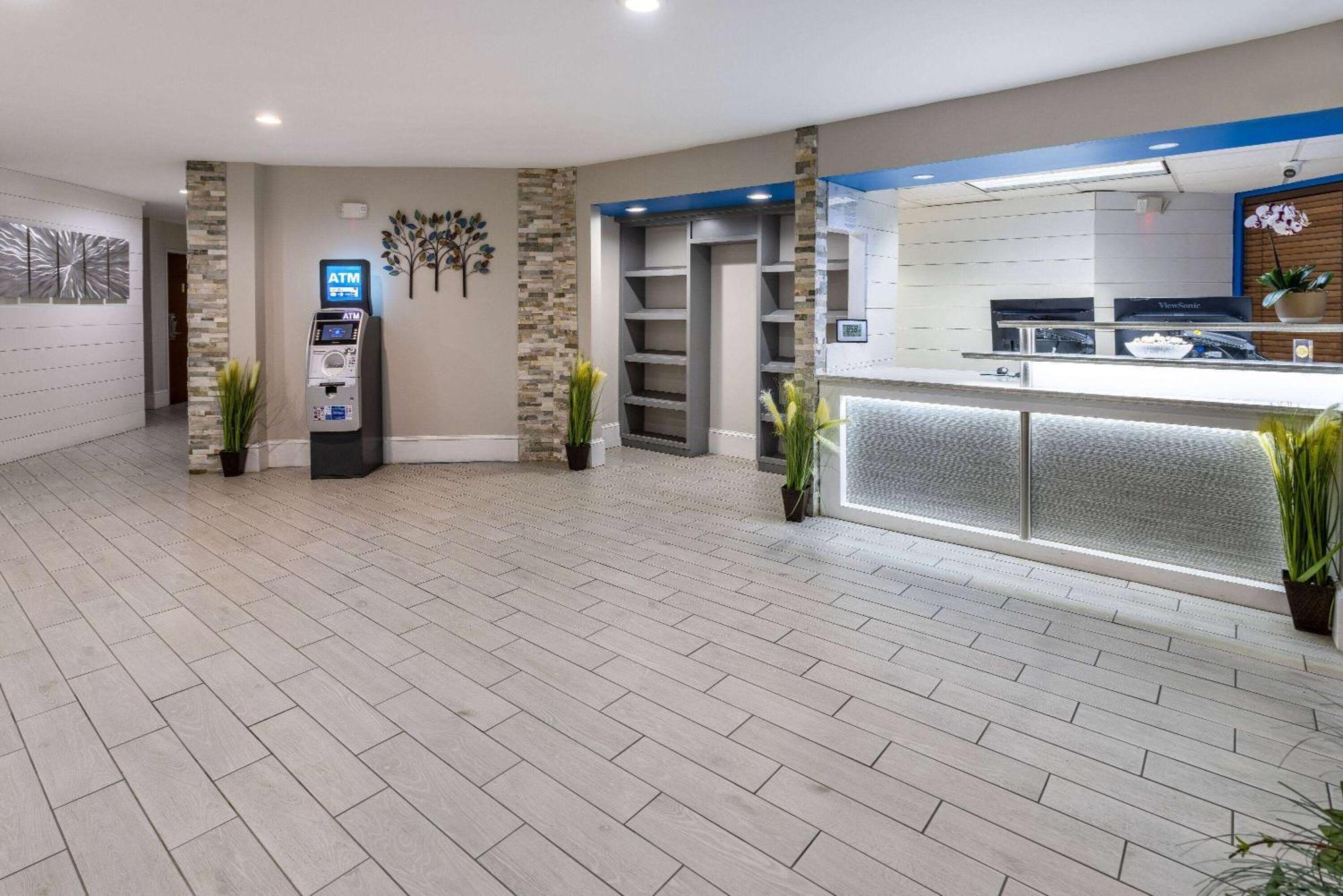 Days Inn By Wyndham Louisburg Екстер'єр фото