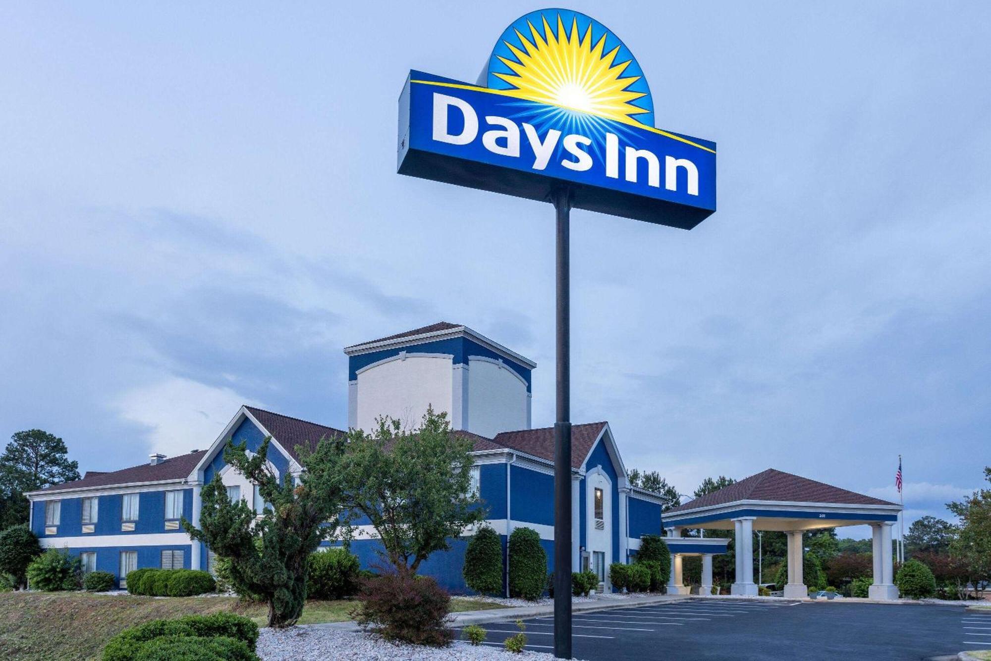 Days Inn By Wyndham Louisburg Екстер'єр фото