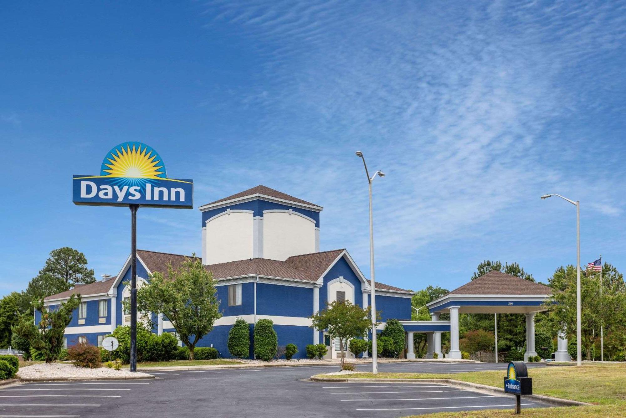 Days Inn By Wyndham Louisburg Екстер'єр фото