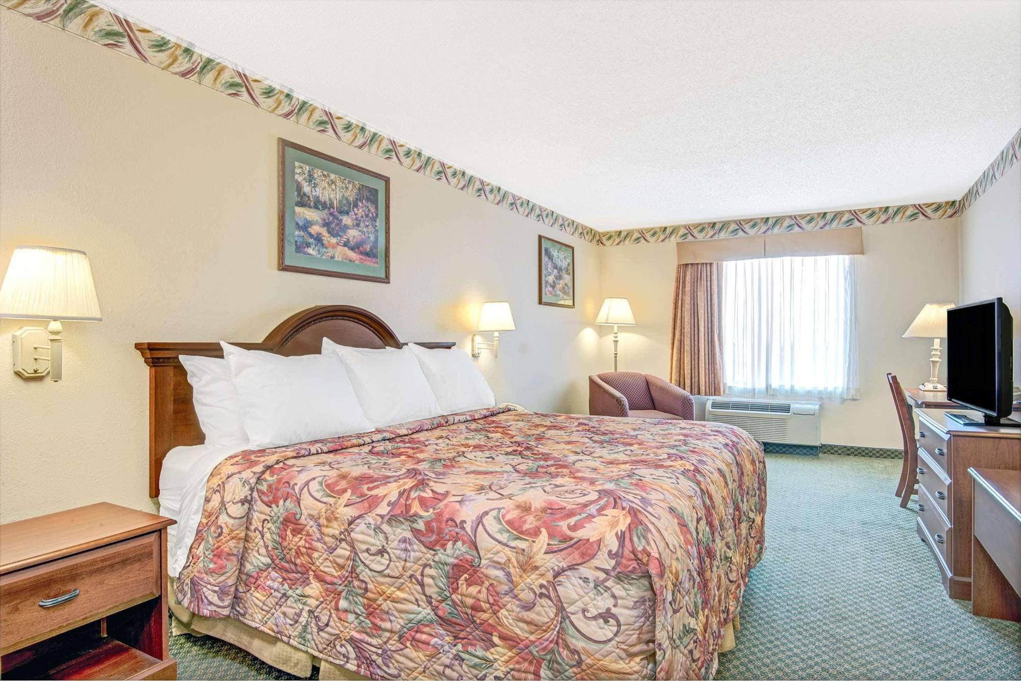 Days Inn By Wyndham Louisburg Екстер'єр фото